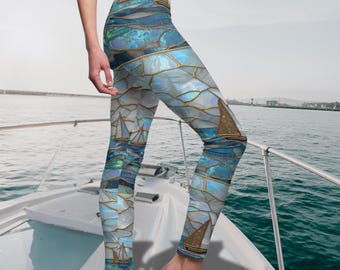 Leggings con estampado de vidrieras marinas para mujer, pantalones de yoga náuticos de talle medio, ropa deportiva costera, leggings de playa, leggings con estampado de velero azul y dorado.