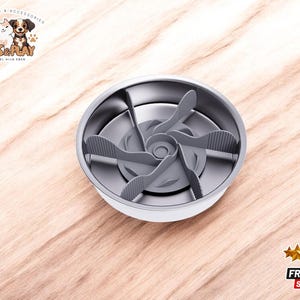 Puede incluir: Un cuenco de alimentación lenta de plata para mascotas con un diseño de estrella de cinco puntas en el centro. El cuenco está diseñado para ralentizar la alimentación y prevenir la hinchazón.