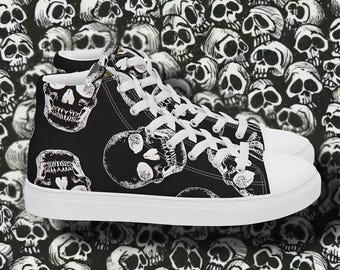 Sneakers alte in tela con teschio nero da uomo: scarpe alla moda gotica