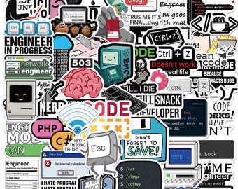 Op de afbeelding: Een verzameling kleurrijke stickers met computercode, programmeertalen en humoristische uitspraken over softwareontwikkeling. De stickers bevatten zinnen als "Code Doesn't Work", "I Hate Program" en "The Internet Ruined Me".