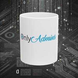 Peut inclure: Mug en céramique blanche avec le texte "Only Admins" en noir et bleu. Le mug cylindrique se détache sur un fond de motifs de circuits imprimés numériques et de code binaire.