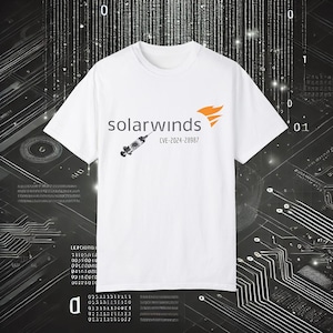 Può includere: T-shirt bianca con la scritta grigia "solarwinds", un logo a fiamma arancione e una grafica a siringa. Sotto c'è "CVE-2024-28987". Un capo casual.