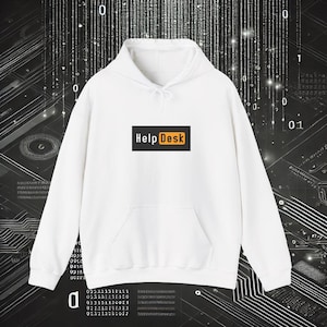 Puede incluir: Sudadera con capucha blanca con bolsillo delantero y capucha con cordón. La sudadera muestra el texto "Help Desk" en un rectángulo negro con un borde naranja. El fondo tiene un diseño de placa de circuito digital.