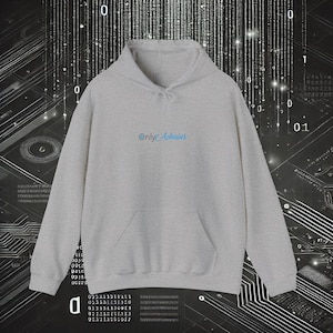 Op de afbeelding: Een lichtgrijze hoodie met een voorzak en een capuchon met trekkoord. De tekst "Only Admins" is in blauw op de borst gedrukt. De achtergrond heeft een digitaal printplaatontwerp.