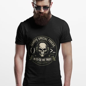 Camiseta de las Fuerzas Especiales de DevOps, Camiseta "En CI/CD confiamos", Camiseta para programadores, Regalo para ingenieros de DevOps, Camiseta con humor sobre programación, Estilo militar tecnológico