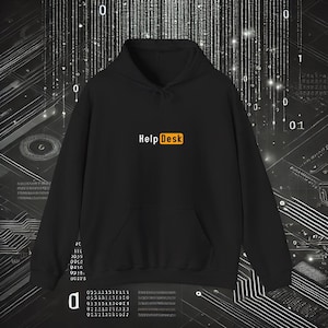 Op de afbeelding: Zwarte hoodie met een voorzak en een capuchon met trekkoord. De tekst "Help Desk" is in wit en oranje op de borst gedrukt. De achtergrond heeft een digitaal printplaatontwerp.