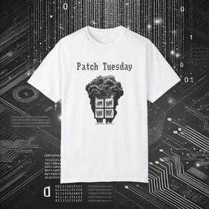 Puede incluir: Camiseta blanca con la frase "Patch Tuesday" sobre un gráfico en blanco y negro de un edificio humeante con cuatro ventanas. Cuello redondo.