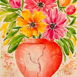 Puede incluir: Pintura a la acuarela de un arreglo floral en un jarrón rojo. El ramo presenta vibrantes flores rosas, amarillas y naranjas con hojas verdes. El jarrón tiene una textura agrietada y el fondo es blanquecino.