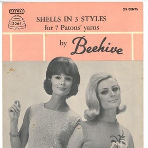 Puede incluir: Un folleto vintage de patrones de tejido de punto con dos mujeres que llevan suéteres sin mangas. La portada presenta el texto "SHELLS IN 3 STYLES for 7 Patons' yarns by Beehive" y "25 CENTS".