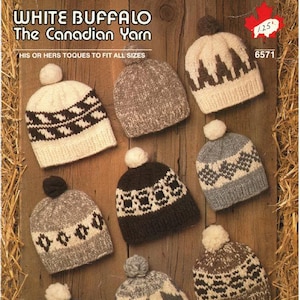 以下が含まれることがあります： 白、茶色、灰色、黒など、さまざまなパターンと色のポンポンが付いたニット帽が8つあります。帽子は、背景に藁のある木製の表面に並べてあります。画像の上部には、「WHITE BUFFALO The Canadian Yarn」と「HIS OR HERS TOQUES TO FIT ALL SIZES」のテキストが表示されています。画像の右上隅には、「1.25」と「6571」のテキストが表示されています。