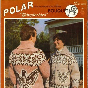 Puede incluir: Portada de patrón de tejido vintage con dos personas con jerséis a juego. Los jerséis son rosas y beige con un patrón geométrico y un gran diseño de águila. La portada incluye las palabras "POLAR" y "Thunderbird".