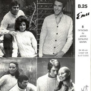 Könnte beinhalten: Vintage Schwarz-Weiß-Werbung mit Personen in Aran-Strickpullovern und -Cardigans. Die Werbung enthält Text wie "Emu" und "8 Designs in Aran Genuine Bainin" mit Brustgrößen von 61 bis 122 cm.