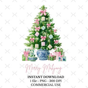 Op de afbeelding: Waterverfillustratie van een kerstboom versierd met roze strikken en Mahjong-tegels. Een blauw-witte vaas en ingepakte cadeaus staan aan de basis. De tekst "Merry Mahjong" is in roze geschreven.