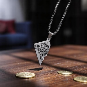 Collier à pendentif demi-carte de poker | Bijoux cassés pour carte à jouer pour homme, cadeau de poker unique, collier en acier inoxydable, accessoires de poker