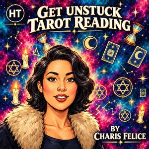 以下が含まれることがあります： Charis Feliceによる「Get Unstuck Tarot Reading」というテキストが描かれたデジタルイラスト。暗い髪とファーの襟を持つ人物が、キャンドル、砂時計、タロットカードが散りばめられた鮮やかな銀河の背景の前に配置されています。