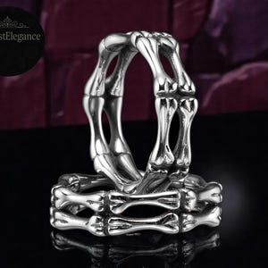 Anillo de esqueleto de calavera inspirado en hombre / Joyas de motociclista góticas vintage / Diseño elegante de banda con huesos / Símbolo de boda retro único
