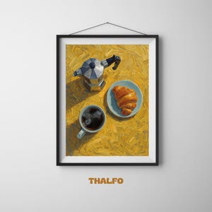 Può includere: Stampa artistica incorniciata di una natura morta per la colazione. Una caffettiera argentata, una tazza di caffè e un croissant su un piatto blu sono disposti su uno sfondo giallo strutturato. La parola "THALFO" è stampata in basso.