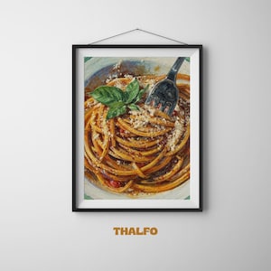 Può includere: Stampa incorniciata di un piatto di pasta con forchetta, basilico e formaggio grattugiato. La pasta è di colore marrone dorato e il piatto è in una ciotola con un bordo verde e bianco. La parola "THALFO" è stampata in basso.