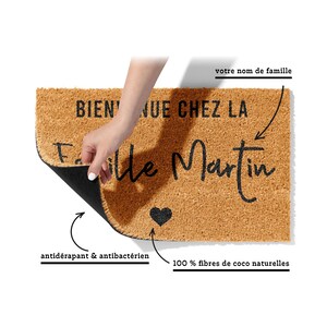 May include: A rectangular doormat made of natural coconut fibers. The mat features the text "Bienvenue Chez La Famille Martin" in black script, with a heart symbol. The mat is anti-slip and antibacterial.