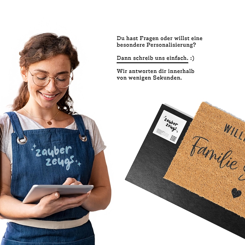 Op de afbeelding: Een bruine deurmat met de tekst "WILLKOMMEN Familie" in zwarte letters en een klein hartje. De deurmat ligt op een zwart oppervlak. Een witte sticker met de tekst "zauber zeugs" bevindt zich op het oppervlak.
