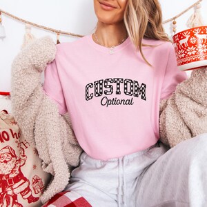 Spersonalizowana koszulka z nadrukiem Comfort Colors Varsity Letter Stwórz własną koszulkę, spersonalizowana koszulka na grupowe podróże, koszulka na zjazd rodzinny zdjęcie 2