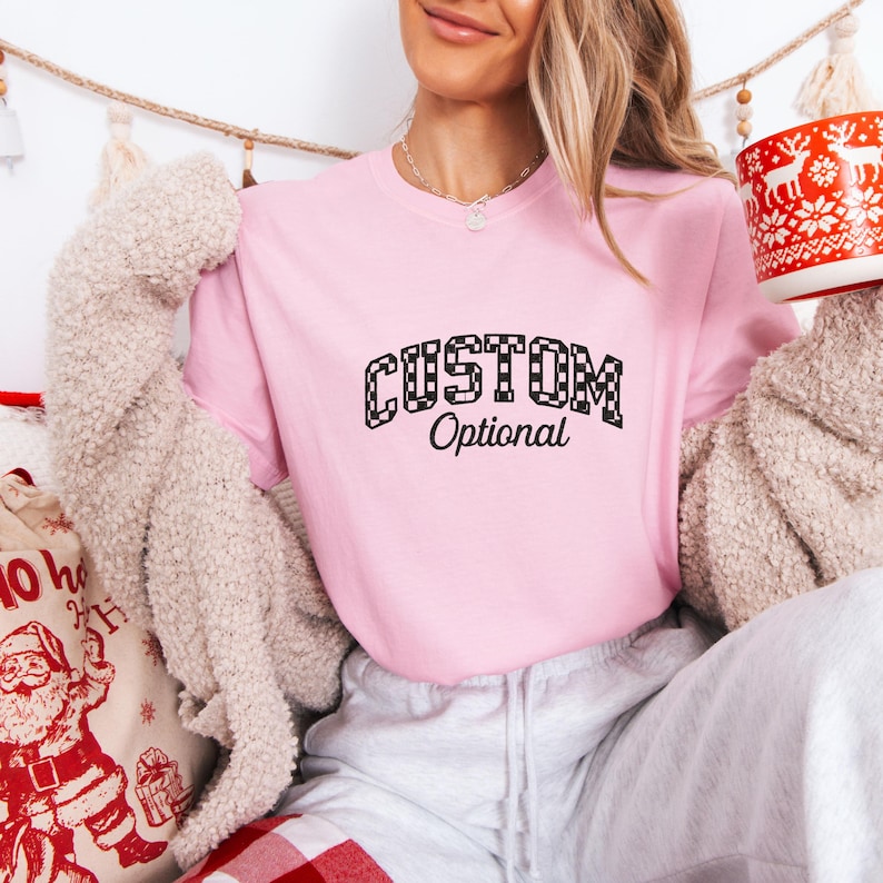 Spersonalizowana koszulka z nadrukiem Comfort Colors Varsity Letter Stwórz własną koszulkę, spersonalizowana koszulka na grupowe podróże, koszulka na zjazd rodzinny zdjęcie 2