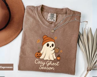 Koszulka z nadrukiem "Spooky Little Ghost Shirt" w kolorach Comfort Colors, koszulka z motywem dyni i kawy, przytulna pora na Halloween