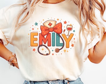 Maglietta natalizia con nome personalizzato e colori comfort per infermieri: stetoscopio con fiocco Coquette, regalo per infermieri studenti