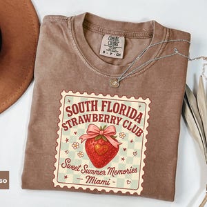 Strawberry Lovers Bow Comfort Colors® Shirt, Berry Sweet Coquette Sommer Shirt, süße Miami Aesthetics T-Shirts, Retro Farm Fruits Stamp T-Shirt