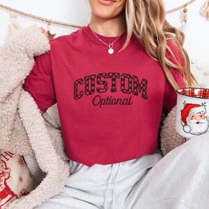 Spersonalizowana koszulka z nadrukiem Comfort Colors Varsity Letter Stwórz własną koszulkę, spersonalizowana koszulka na grupowe podróże, koszulka na zjazd rodzinny zdjęcie 5