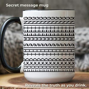 Puede incluir: Una taza de cerámica blanca con asa e interior negros, que presenta una serie de patrones geométricos y líneas horizontales negras. El texto Secret message mug aparece en la parte superior y Reveals the truth as you drink abajo.