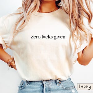 Camiseta "Zero F*cks Given", colores sarcásticos y cómodos