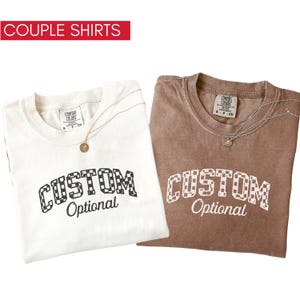 Spersonalizowana koszulka z nadrukiem Comfort Colors Varsity Letter Stwórz własną koszulkę, spersonalizowana koszulka na grupowe podróże, koszulka na zjazd rodzinny zdjęcie 12