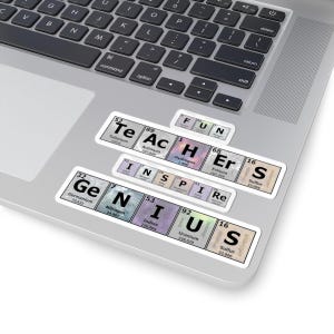 Può includere: Una collezione di adesivi bianchi a tema tavola periodica, che compongono le parole "TEACHER", "FUN" e "GENIUS". Gli adesivi sono su un laptop, con il simbolo, il numero atomico e il nome di ogni elemento.