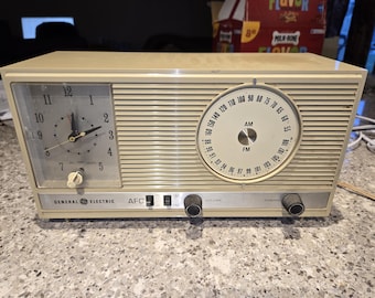 General Electric C1515 Tube Radio Clock AM GE Vintage Mid Century MCM Works Great