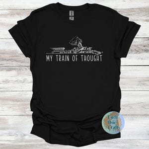 Camiseta divertida con mensaje "Tren de pensamiento descarrilado" para TDAH, regalo humorístico para TDAH, camiseta "Fácilmente distraído", ropa vintage con ambiente creativo, camiseta divertida con TDAH.
