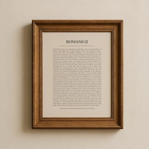 以下が含まれることがあります： 「ROMANS 12」のテキストが黒色でクリーム色の背景に印刷された額入りのプリント。中茶色の木製フレームがテキストを囲んでいます。このプリントは宗教的なアイテムで、インテリア装飾に最適です。フレームはクラシックなデザインです。