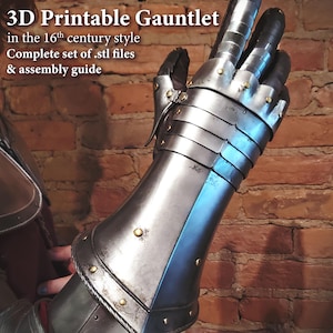 以下が含まれることがあります： 16世紀スタイルの3Dプリント可能なガントレット。金属製の鎧は、関節のある指とガントレットカフを備えています。画像には「3D Printable Gauntlet」と「Complete set of .stl files & assembly guide」というテキストが含まれています。