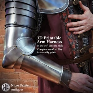 Puede incluir: Una armadura de brazo imprimible en 3D de estilo del siglo XVI. La armadura está hecha de metal y tiene un acabado plateado. La armadura se lleva en el brazo izquierdo de una persona que lleva una camisa roja y una cota de malla. El texto de la imagen dice "Armadura de brazo imprimible en 3D de estilo del siglo XVI Conjunto completo de archivos .stl y guía de montaje".