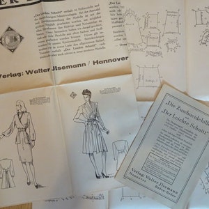 Peut inclure: Plusieurs livrets de patrons de couture vintage et des pièces de patrons. Le livret principal est intitulé "DER LEICHTE SCHNITT" et présente des illustrations de modèles de vêtements pour femmes. Les pièces de patron ont des schémas et des mesures.
