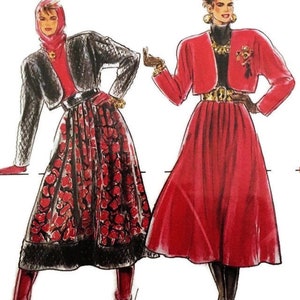 Può includere: Due illustrazioni di moda vintage che mostrano completi da donna. Uno presenta una giacca trapuntata nera, una gonna rossa a fiori e stivali rossi. L'altro mostra un bolero rosso, una gonna rossa e calze nere. Entrambi i completi includono accessori dorati.