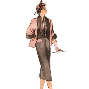 Op de afbeelding: Vintage mode-illustratie van een stijlvol ensemble. De outfit bestaat uit een roze jasje met zwarte details, een donkere rok en een bijpassende hoed. De figuur draagt handschoenen en hakken, wat een klassieke, elegante stijl vertegenwoordigt.