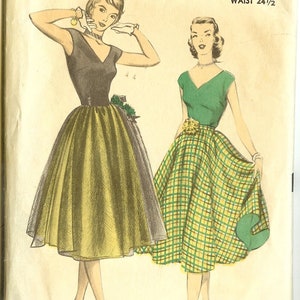 Puede incluir: Patr&oacute;n de costura vintage titulado "ADVANCE 5858". La ilustraci&oacute;n presenta a dos mujeres con vestidos. El patr&oacute;n incluye la talla 11, busto 74 cm y cintura 62 cm. El precio es de 35c.
