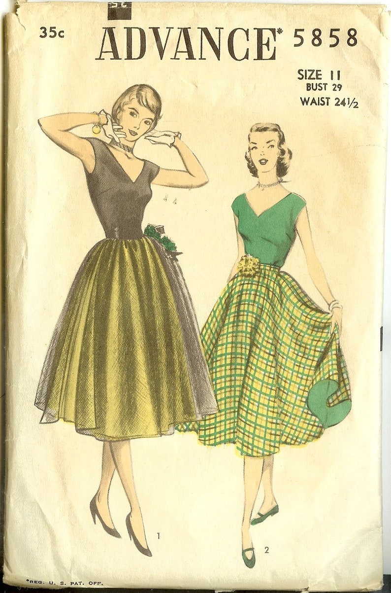 Puede incluir: Patr&oacute;n de costura vintage titulado "ADVANCE 5858". La ilustraci&oacute;n presenta a dos mujeres con vestidos. El patr&oacute;n incluye la talla 11, busto 74 cm y cintura 62 cm. El precio es de 35c.
