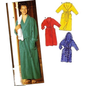 Puede incluir: Una bata verde de rizo con cuello chal, bolsillos y cinturón a juego. La imagen también muestra ilustraciones de una bata amarilla, roja y azul con lunares y capucha. Las batas están diseñadas para la comodidad.
