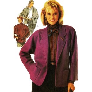 Könnte beinhalten: Eine Frau trägt einen magentafarbenen Blazer mit fallendem Revers und aufgesetzten Taschen. Dazu eine gestreifte Bluse und eine schwarze Hose. Im Hintergrund eine Modeillustration eines ähnlichen Blazers.