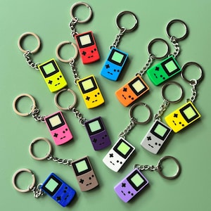 Gameboy Schlüsselanhänger | Retro Spiel Schlüsselanhänger | Mini-Konsole Schlüsselanhänger | Vatertag | 3D gedruckter Schlüsselanhänger | Gameboy Color Schlüsselanhänger | Nerdiger Schlüsselanhänger
