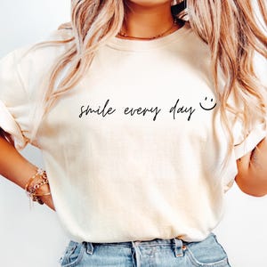 Souriez tous les jours t-shirt png, téléchargement numérique, png motivant, inspiration positive, png d'estime de soi, png d'affirmation, pensées heureuses,