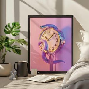 Könnte beinhalten: Eine goldene Uhr mit römischen Ziffern schmilzt, mit einer blauen Schlange, die sich um sie herumwickelt. Die Uhr befindet sich auf einem rosa Hintergrund.