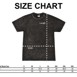 K&ouml;nnte beinhalten: Gr&ouml;&szlig;entabelle f&uuml;r ein Mineral Wash T-Shirt. Die Tabelle zeigt die L&auml;ngen- und Breitenma&szlig;e in Zoll f&uuml;r die Gr&ouml;&szlig;en S bis 5XL.